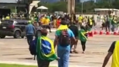 Бразильские полицейские на авто задавили протестующих: видео жестокого разгона толпы