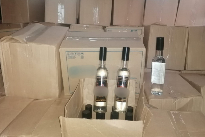 Для сугреву: очередной таджик-нелегал попался на попытке ввоза в Костромскую область 1200 бутылок паленой водки
