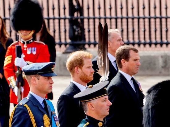 Принц Гарри рассказал, о чем шутил с Уильямом на похоронах Елизаветы II