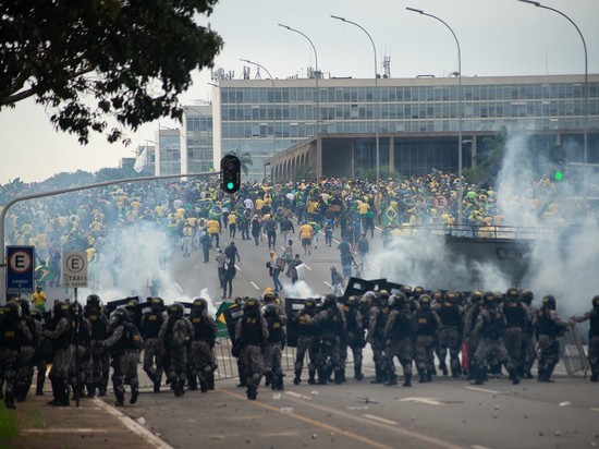 Протесты в Бразилии против Лулы да Силва проявили массу странностей