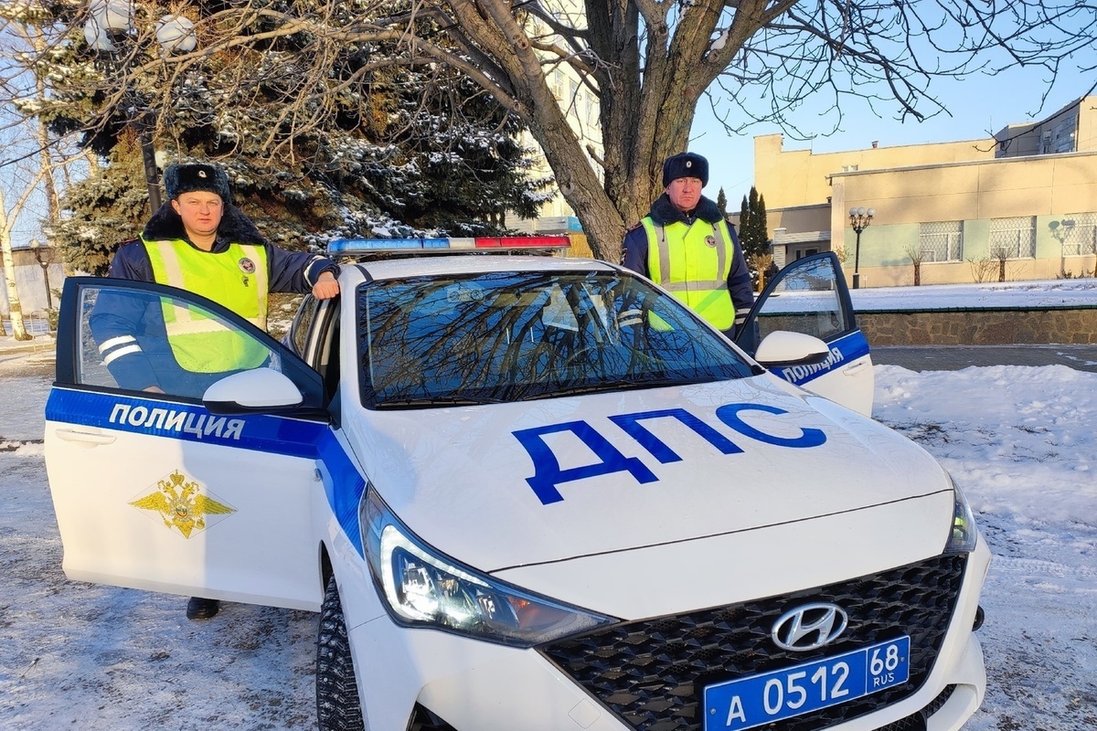 В Тамбовской области сотрудники ГАИ помогли замерзающему мужчине, попавшему  в ДТП - МК Тамбов