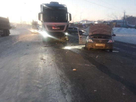 Двое человек пострадали в ДТП с грузовиком в Башкирии