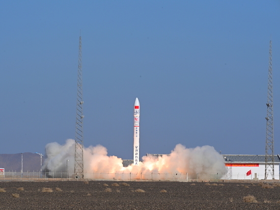 Китай вывел на орбиту три исследовательских спутника