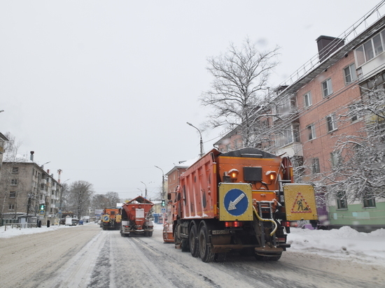 С улиц Твери продолжают в круглосуточном режиме чистить и вывозить снег