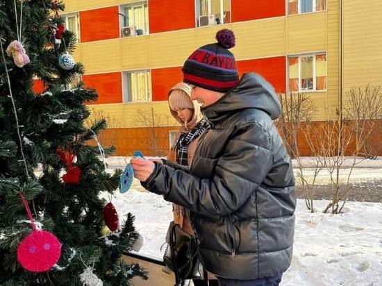 Дети и вожатые помогли украсить ёлку в онкодиспенсере  в Чите