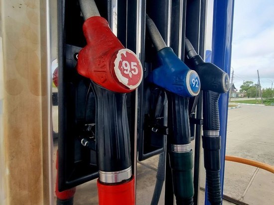 Бензин марки АИ-100 подорожал почти до 80 рублей за новогодние праздники в Южно-Сахалинске