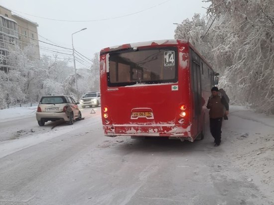 В Якутске женщина за рулем иномарки врезалась в маршрутный автобус