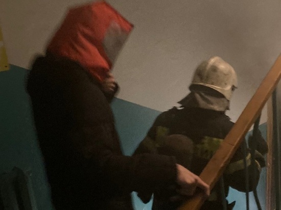Восемь человек спасли при пожаре в барнаульской пятиэтажке