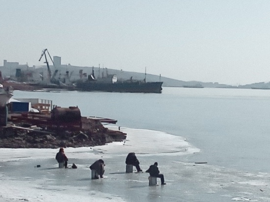 Приморские спасатели сняли с дрейфующей в Амурском заливе льдины двоих девушек