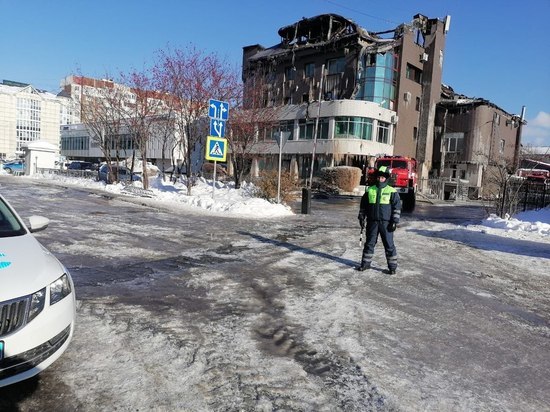 Улицу Чехова в Южно-Сахалинске перекрыли из-за пожара в здании бывшего комплекса «777»