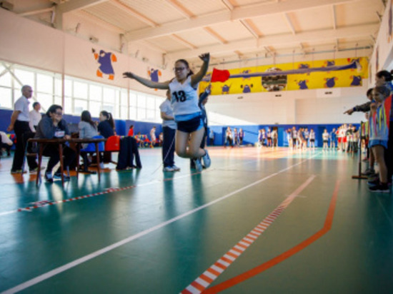 Девять школ Чукотки в 2022 году обновили спортивный инвентарь