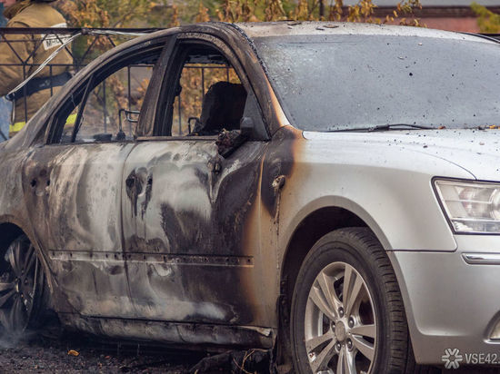 Огонь уничтожил автоприцеп и грозился охватить легковушку под Кемеровом