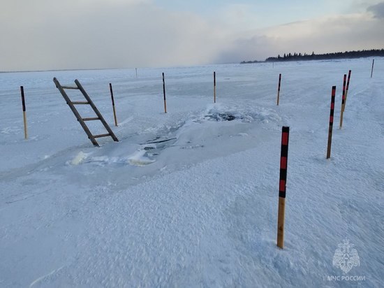 В Красноярском крае на нелегальной переправе ушел под лед микроавтобус