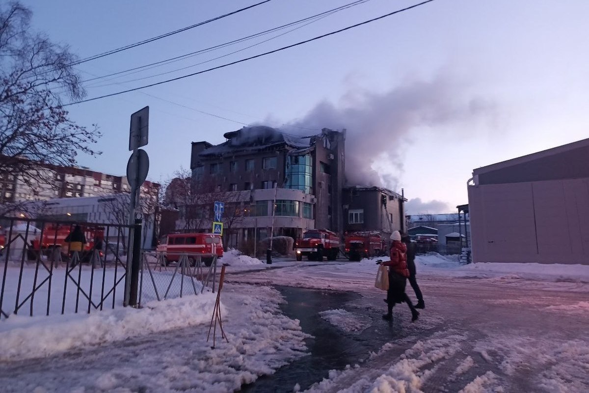 sakhinfo в южно сахалинске сгорела крыша жилого дома