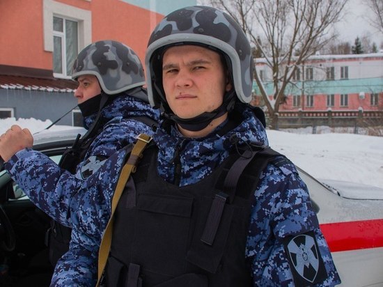 В Пензе молодые люди устроили драку на ступеньках торгового центра