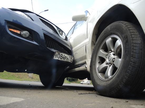 В Екатеринбурге «Мерседес» протаранил пять автомобилей на парковке
