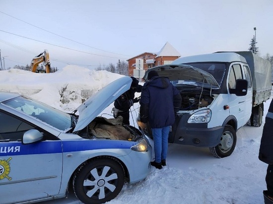 Полицейские из Ноябрьска помогли завести авто замерзающим на трассе людям