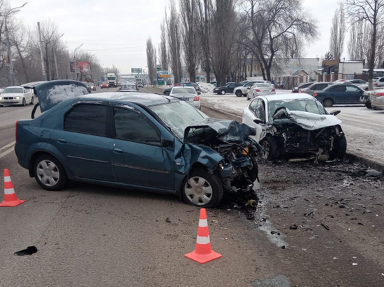 После лобового столкновения автомобилей в Воронеже двух водителей доставили в больницу