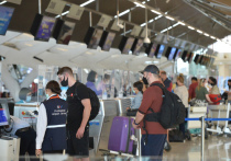 Российских туристов, которые выпивают в самолете по пути в Таиланд, выборочно останавливают в пункте назначения для проверки на COVID-19