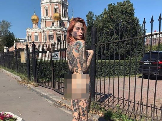На блогершу завели уголовное дело за "голое" фото на фоне храма в Москве
