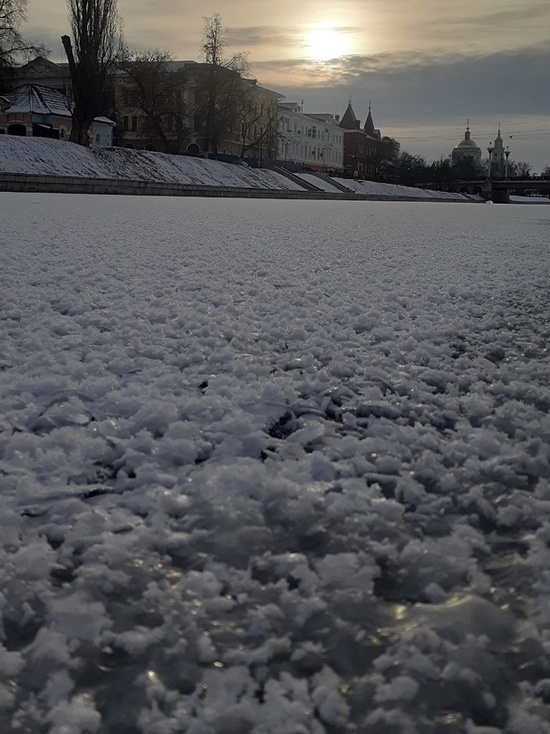 В центре Орла река покрылась ледяными цветами