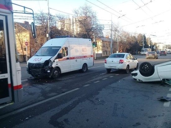 В Краснодаре «Лада» опрокинулась после столкновения с автомобилем скорой помощи