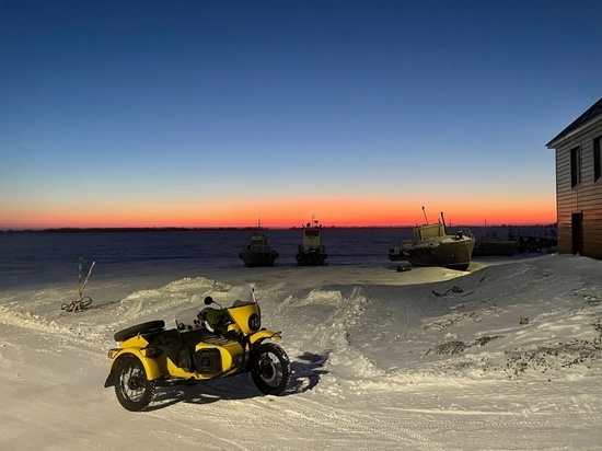 МотоДубак: экстремалы прокатились в -42 на мотоцикле «Урал» по закрытому зимнику на Ямале