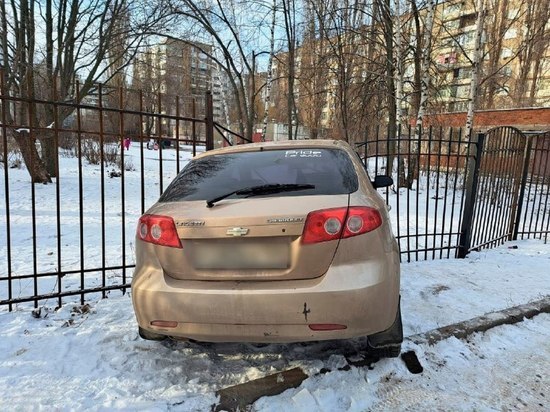 В Воронеже 20-летний автолюбитель на иномарке снес школьный забор