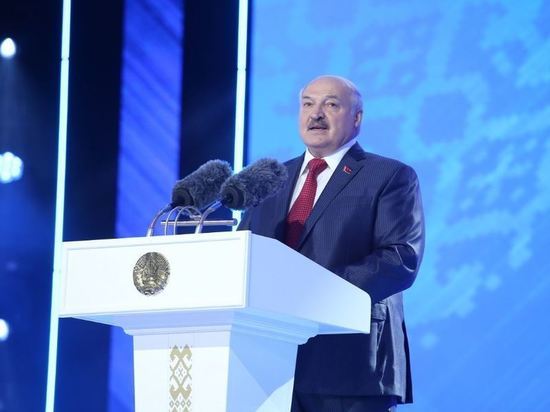 Лукашенко призвал учить детей отличать родные и чужеродные традиции