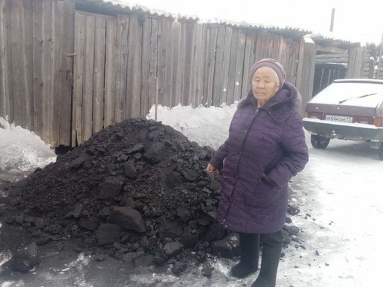 В Туве  одиноким пожилым людям доставляют уголь