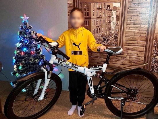 Депутат Заксобрания Ямала подарил велосипед особенной девочке из Пангод