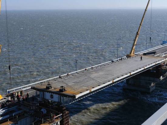 Хуснуллин: на Крымском мосту установлен первый пролет левой автодорожной части