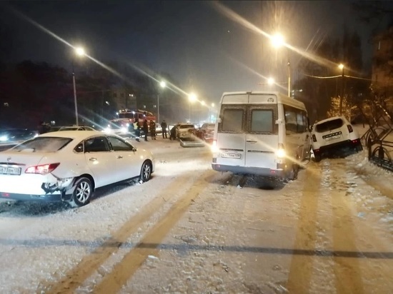 В Иркутске утром столкнулись маршрутка и шесть легковушек