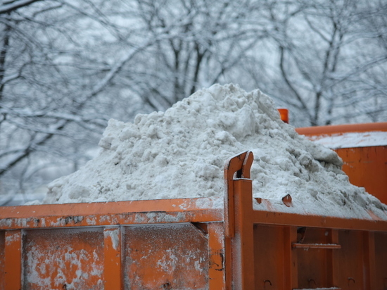 Новгородские коммунальщики за сутки вывезли из города 2,5 тысячи кубометров снега