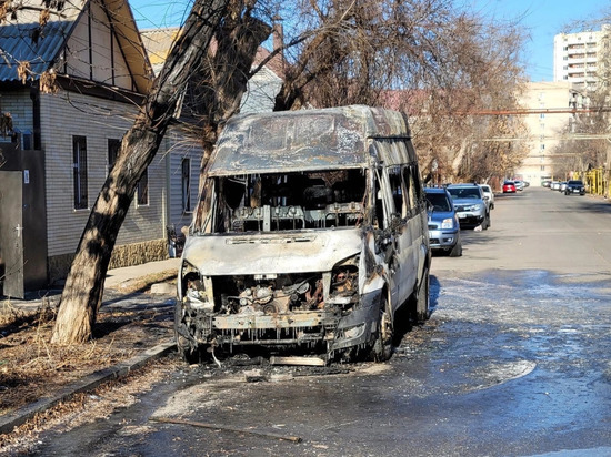 В Астрахани полностью выгорел микроавтобус