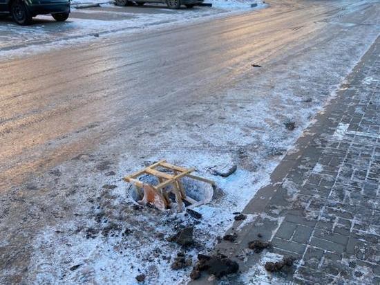 В Ростове на Западном открытые люки создают опасность для пешеходов и машин