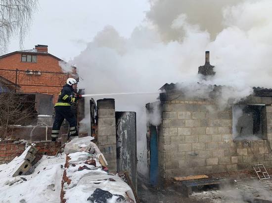 На улице Яблочкова в Туле загорелся частный жилой дом