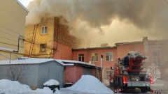 В центре Самары загорелось старое здание, погиб ребенок: видео