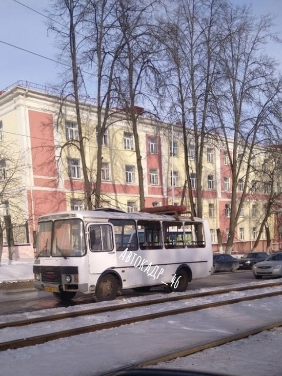 В центре Курска после взрыва вспыхнул маршрутный автобус ПАЗ с пассажирами