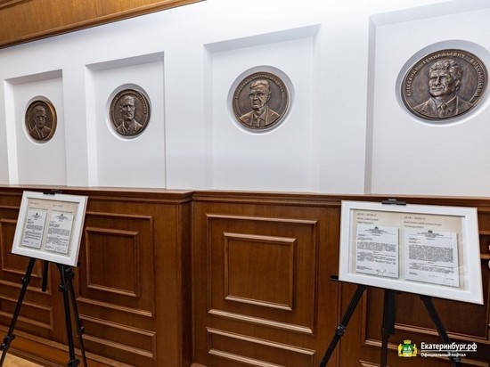 Алексей Орлов объяснил, почему в мэрии установили барельеф Евгения Ройзмана*