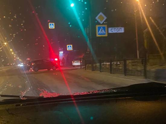 Тройная авария произошла в Чите, одна машина вылетела на тротуар