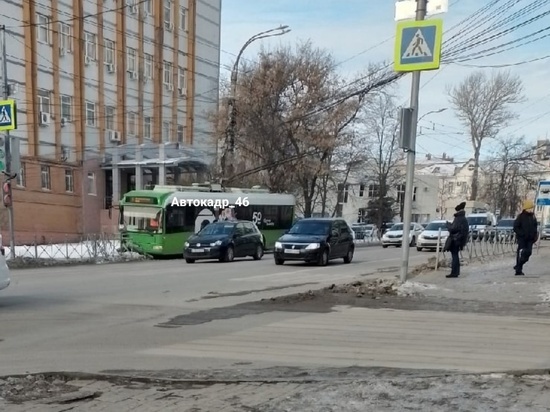В Курске на улице Радищева троллейбус при выезде на тротуар снес дорожное ограждение