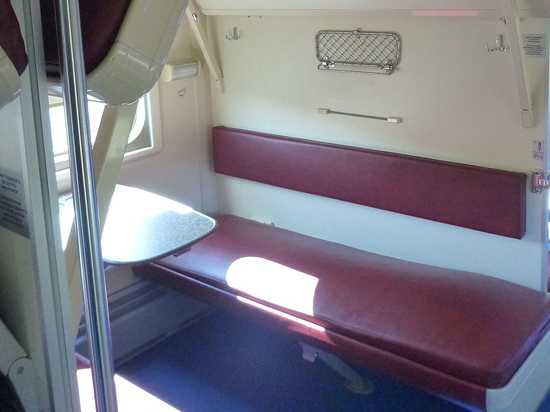 Педофил домогался спящей 14-летней школьницы в поезде
