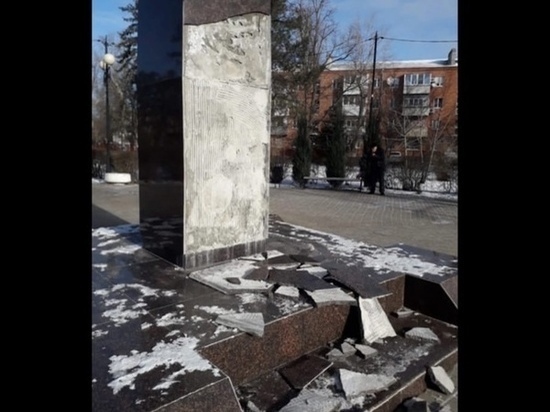 В Азове в сквере «Березка» из-за холодов обрушился памятник «Городу воинской славы»