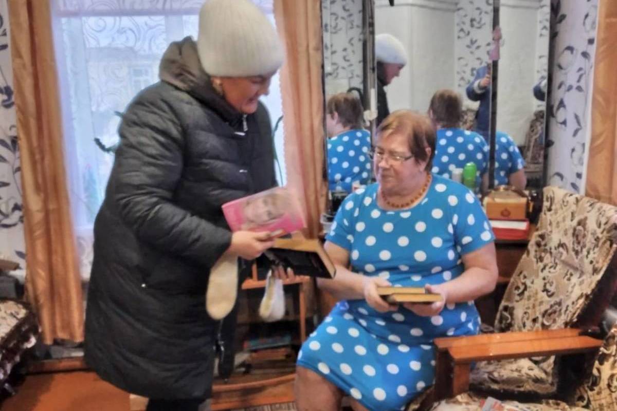 Книжные волонтёры «Единой России» трудились в Мантуровском районе все январские морозы