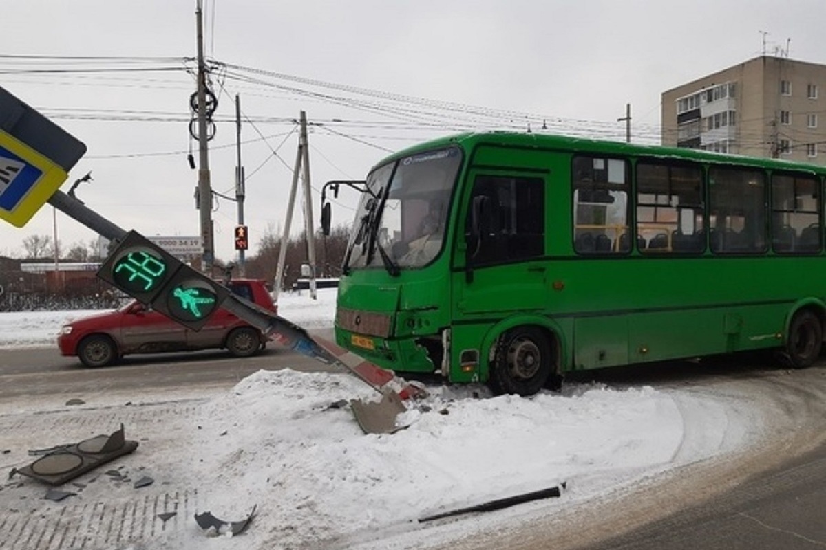 Курганцы жалуются, что после транспортной реформы к ним почти перестали  ходить автобусы - МК Екатеринбург