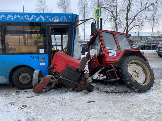 В Архангельске трактор наехал на автобус