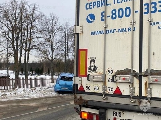 Три человека пострадали в столкнувшейся с фурой машине в Калужской области