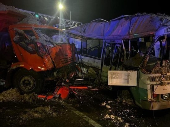 Названо число погибших при лобовом столкновении автобуса и КАМАЗа на Кубани