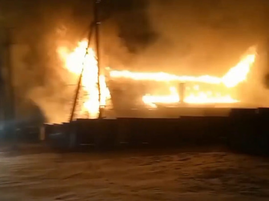 Дом загорелся ночью 12 января на Баранского в Чите